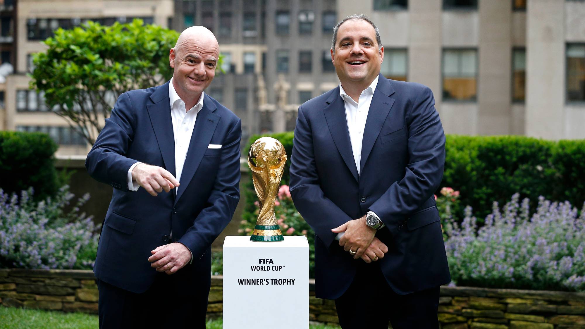 Gianni Infantino og Vittorio Montagliani med VM-trofeet.