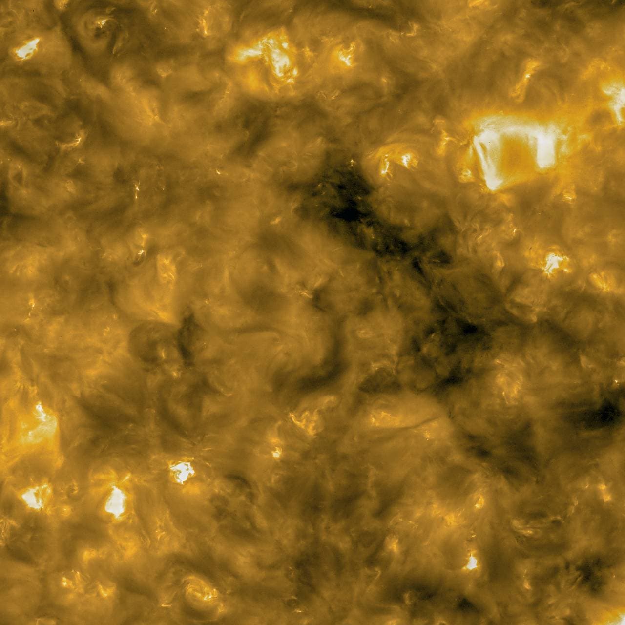 Bildet viser den øvre atmosfæren til sola, kalt koronaen. Her er temperaturen rundt en million grader. Bildet er tatt med en bølgelengde på 17 nanometer.