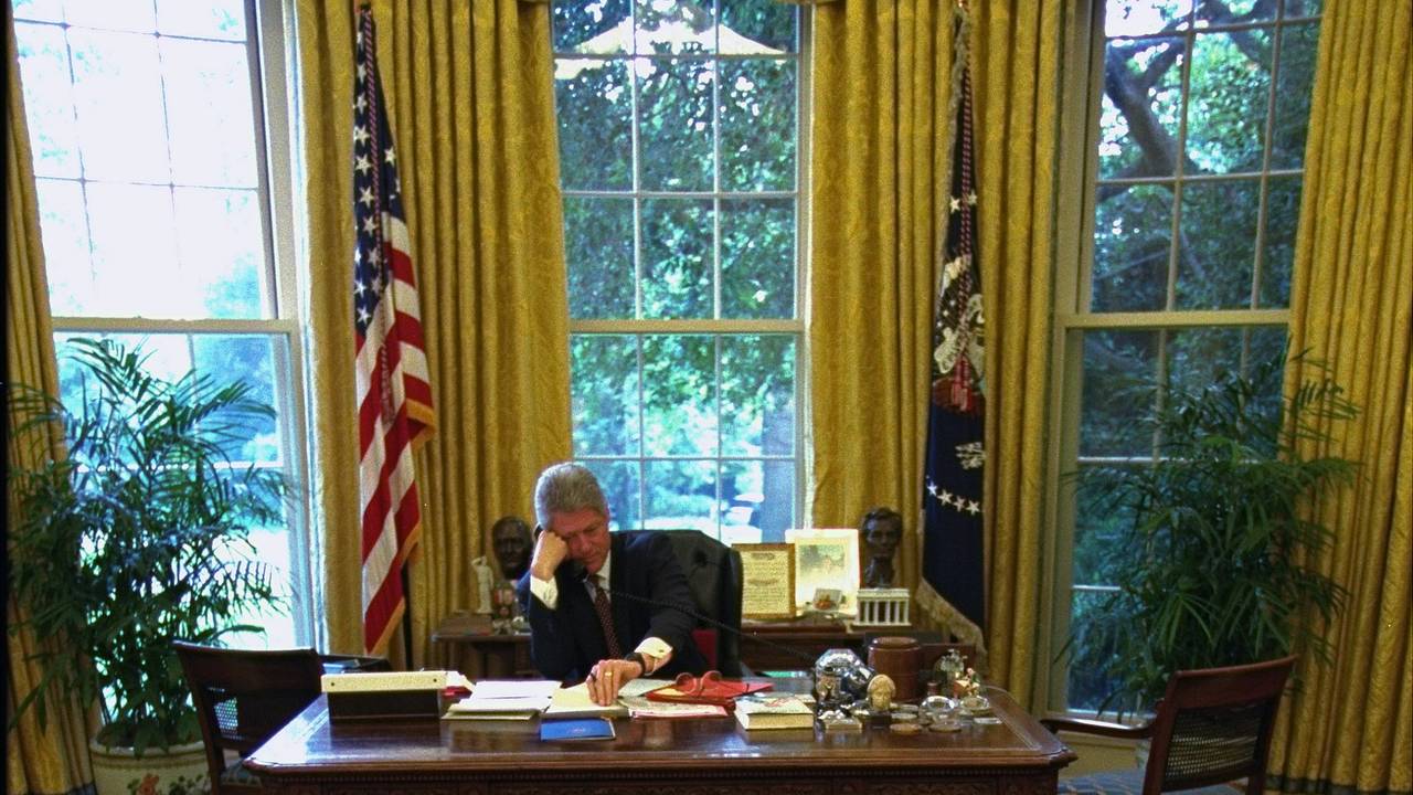 Bill Clinton ved pulten i Det ovale kontor 9. august 1994.