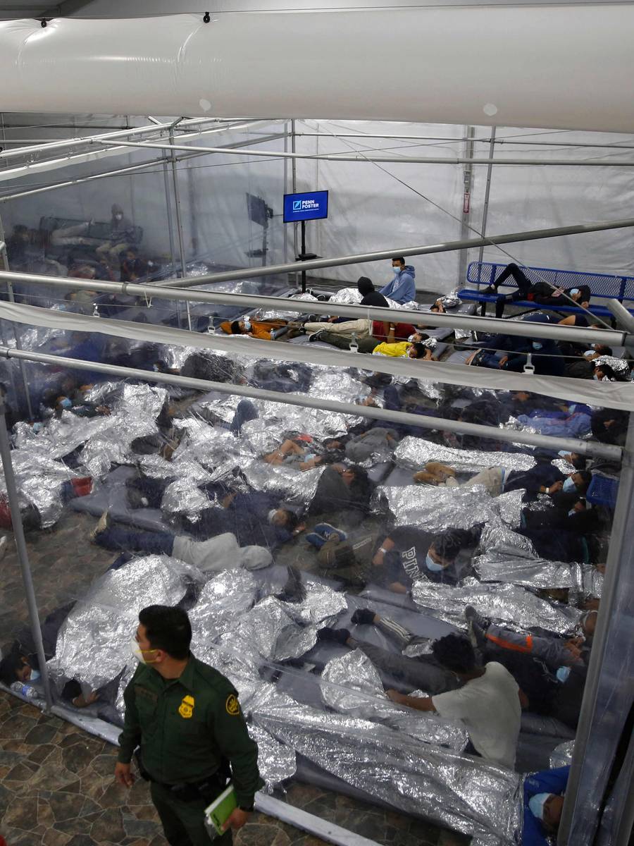 Mindreårige migranter blir plassert i glassbur ved grensestasjonen i McAllen, Texas. På åtte bur er det spredd flere hundre barn og ungdommer. Biden-Harris regjeringen har blitt kritisert for det mange sier er en humanitær krise ved grensen til Mexico. Dette er første gang pressen slipper inn på grensestasjonene.
