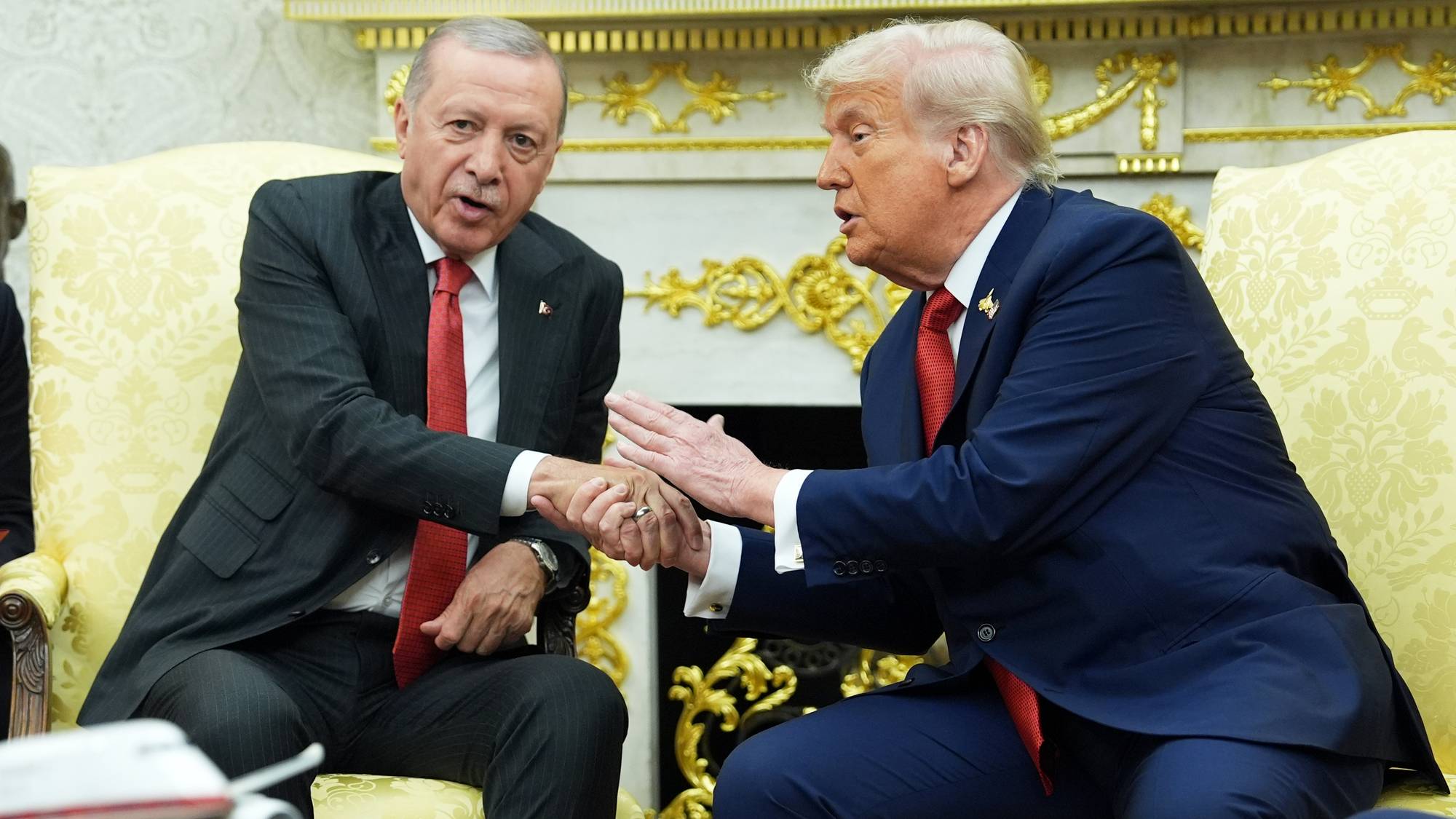 Tyrkias president Recep Tayyip Erdoğan og USAs president Donald Trump håndhilser.