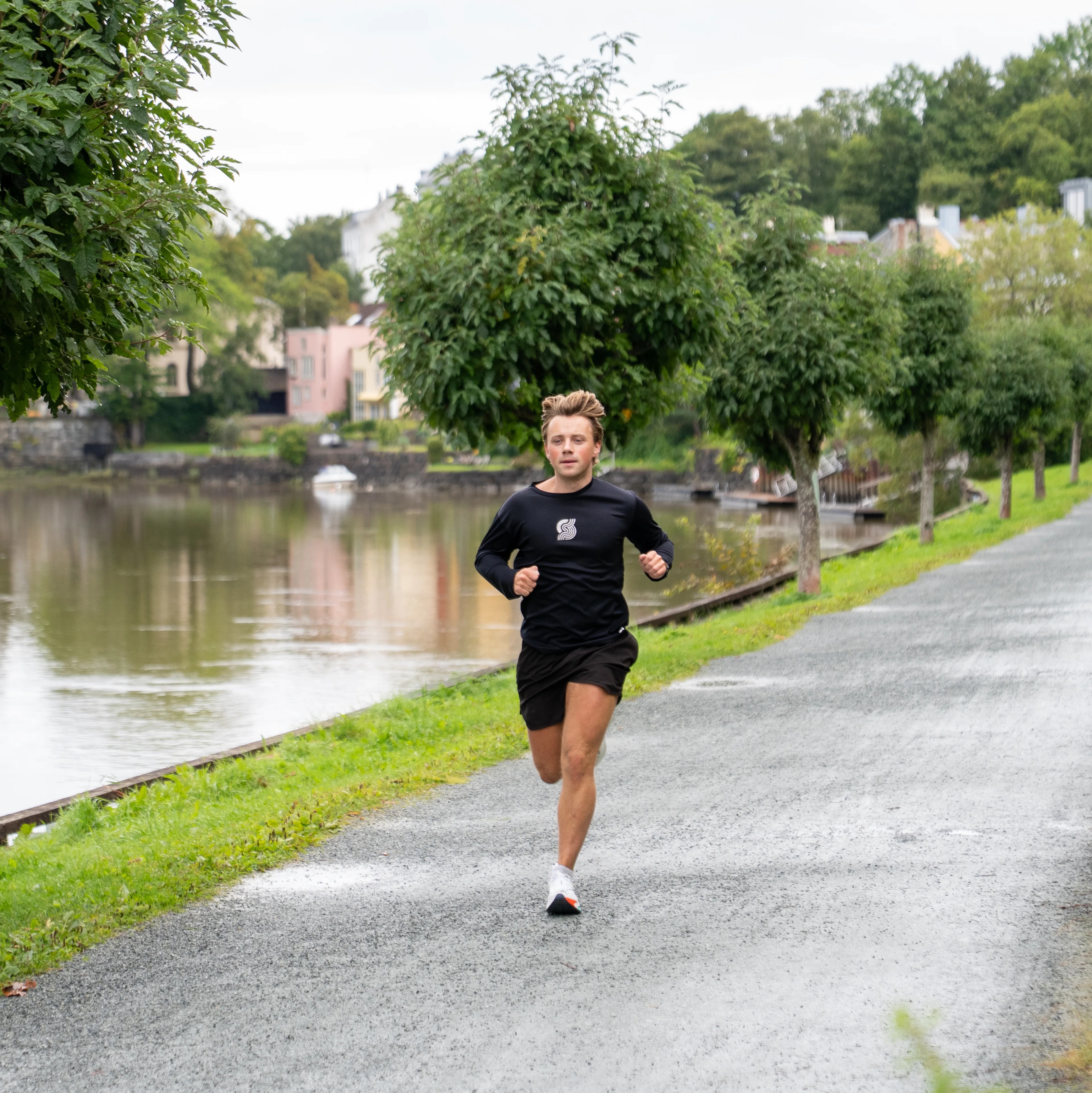 Odin Sørensen Tranås jogger ved Nidelva i Trondheim.