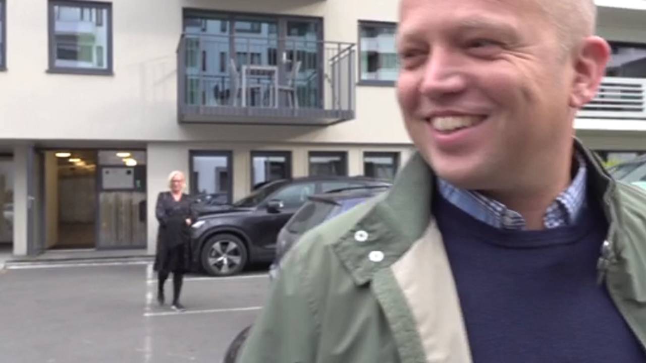 Trygve Slagsvold Vedum. Marit Arnstad i bakgrunnen