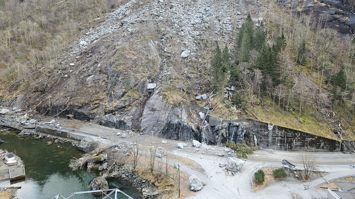 Store steinar sperrar framleis E134: – Vil bli langvarig stenging