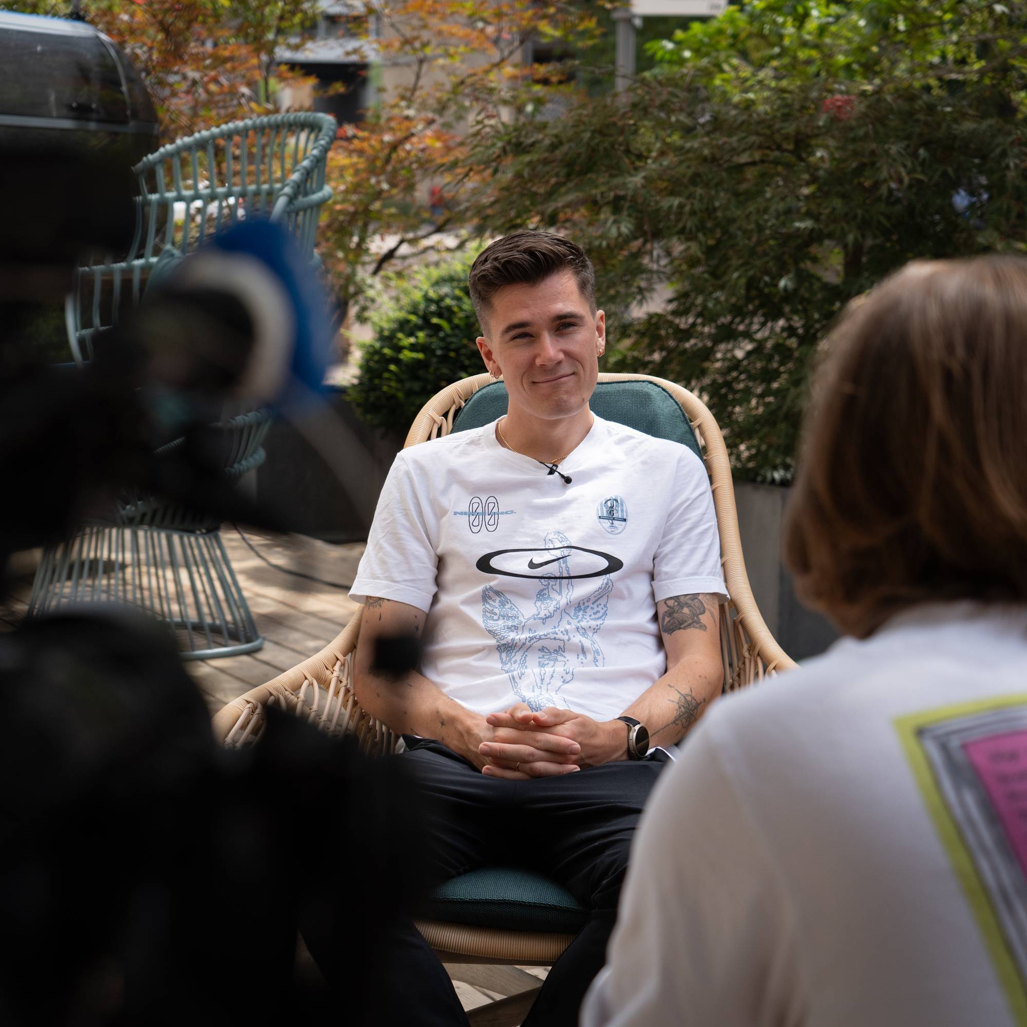 mann intervjues i en stol