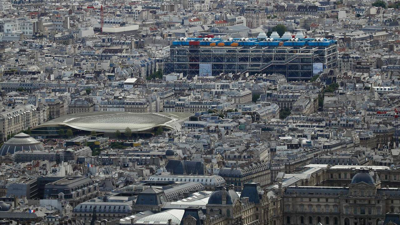 Pompidou-senteret i Paris sett på avstand, med Louvre-museet i forgrunnen.