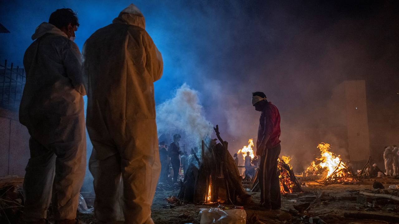 KREMERES: En gruppe sørgende tar farvel med et offer for koronapandemien ved et krematorium i New Dehli.