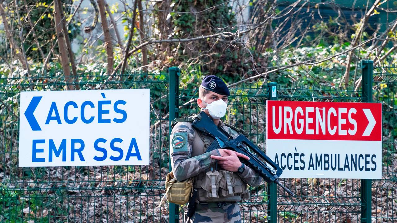 Bevæpnet franske militære holder vakt utenfor et militært felthospital som er satt opp utenfor Mulhouse for å ta hånd om de mange syke.