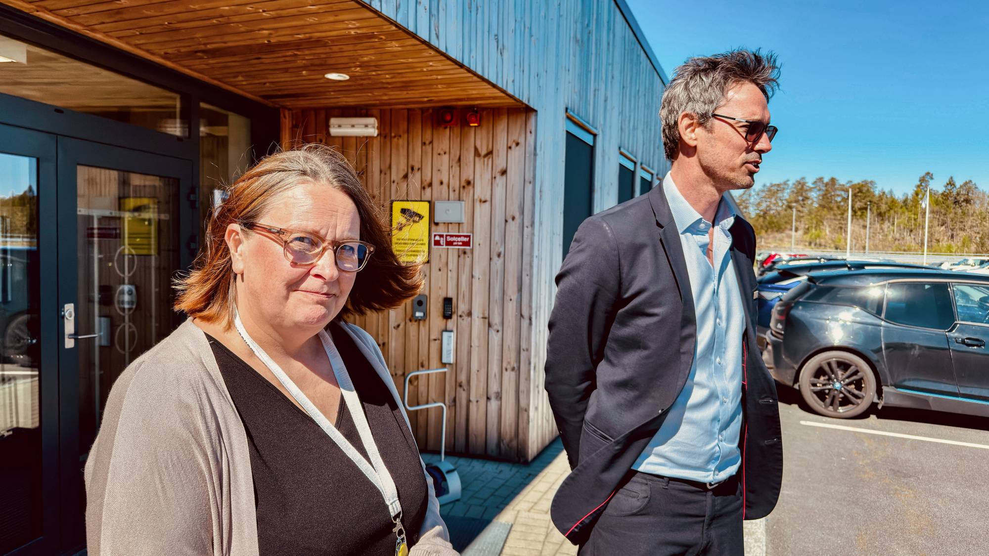 viser en mann med dress og en dame med kort brunt hår