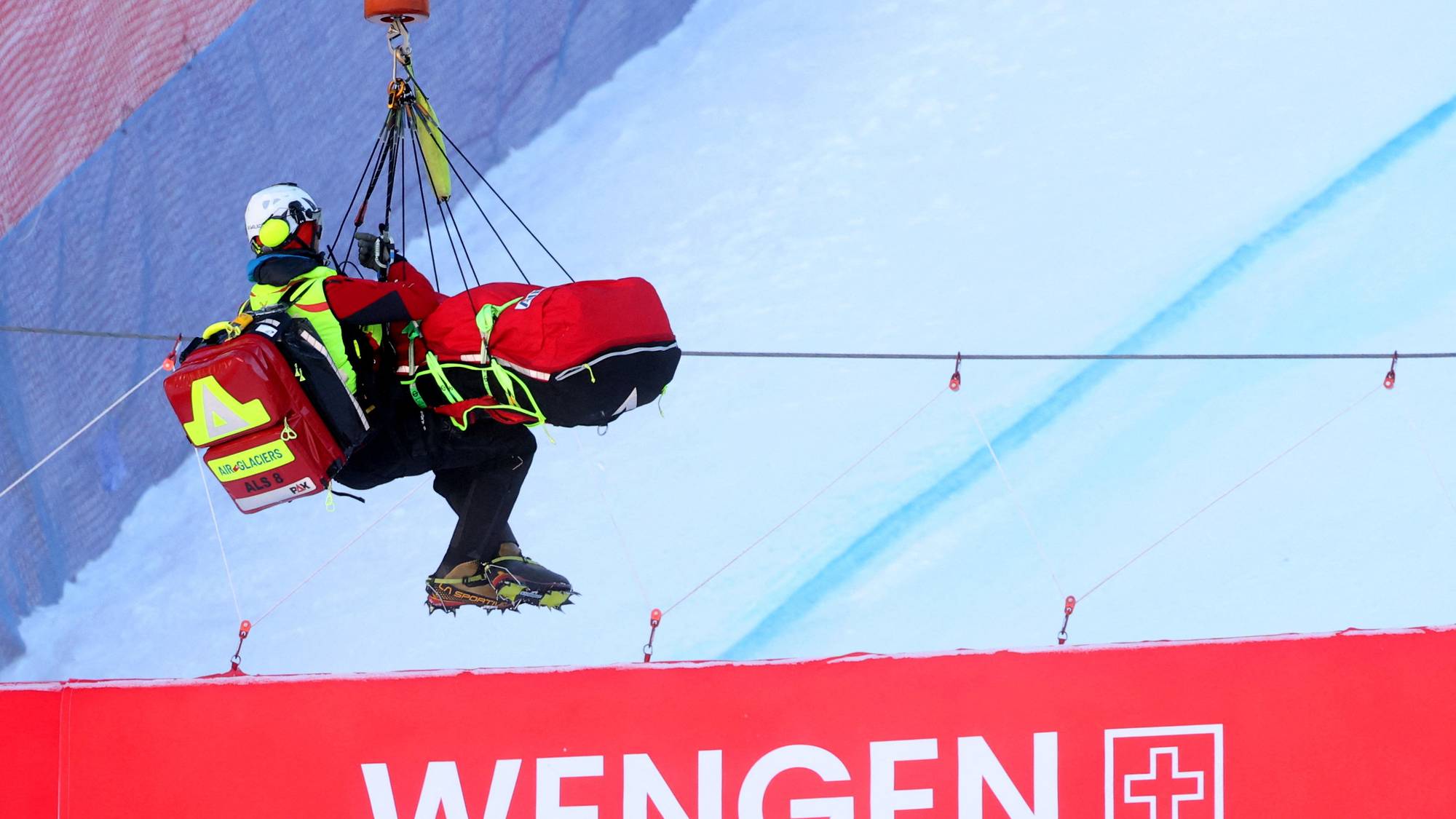 Båre med redningsmann som henger i waier
