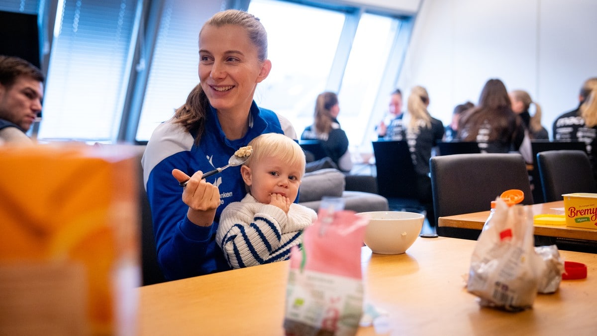 Isabella (33) knuser «mamma-fella» i fotballen