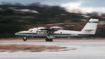 Widerøe-fly lander på Stokka