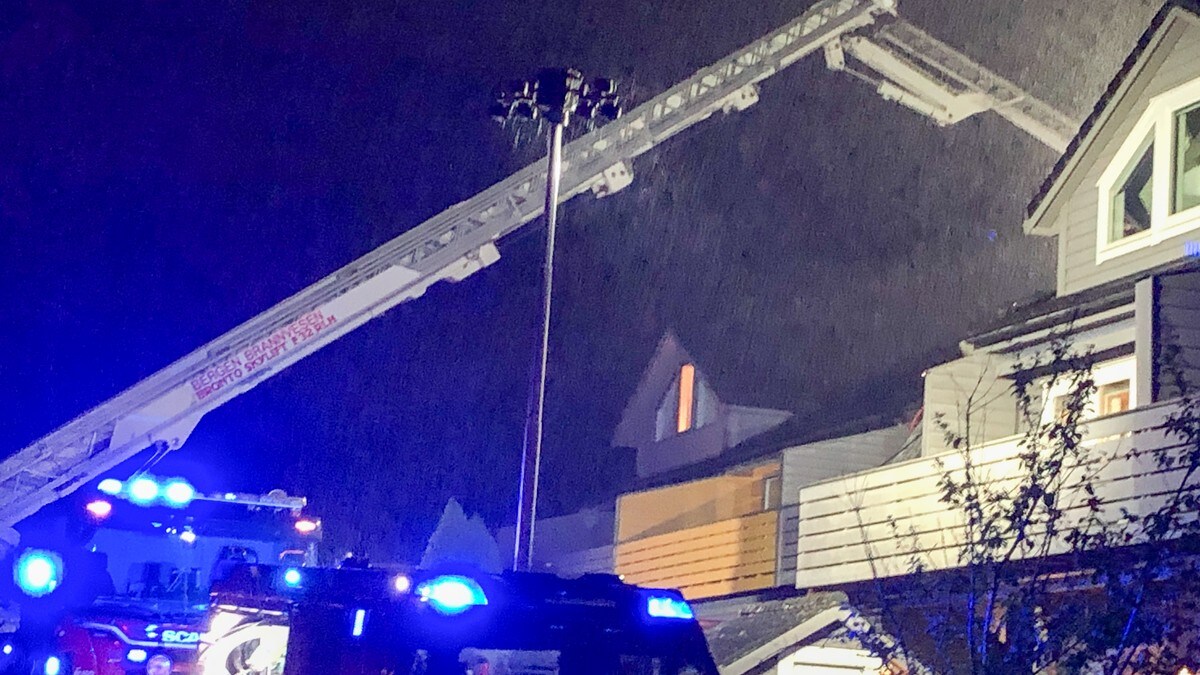 To personar evakuert ut av brennande hus i Bergen