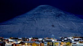 Longyearbyen på Svalbard skal sikres bedre mot snøskred. Det innebærer blant annet at 142 boliger skal rives.