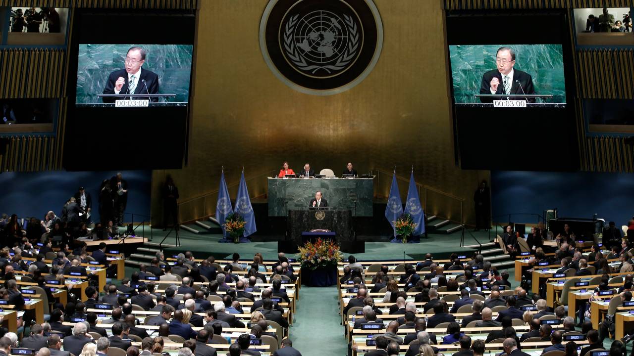 FNs generalsekretær Ban Ki-moon taler under signeringen av Parisavtalen i FN april 2016
