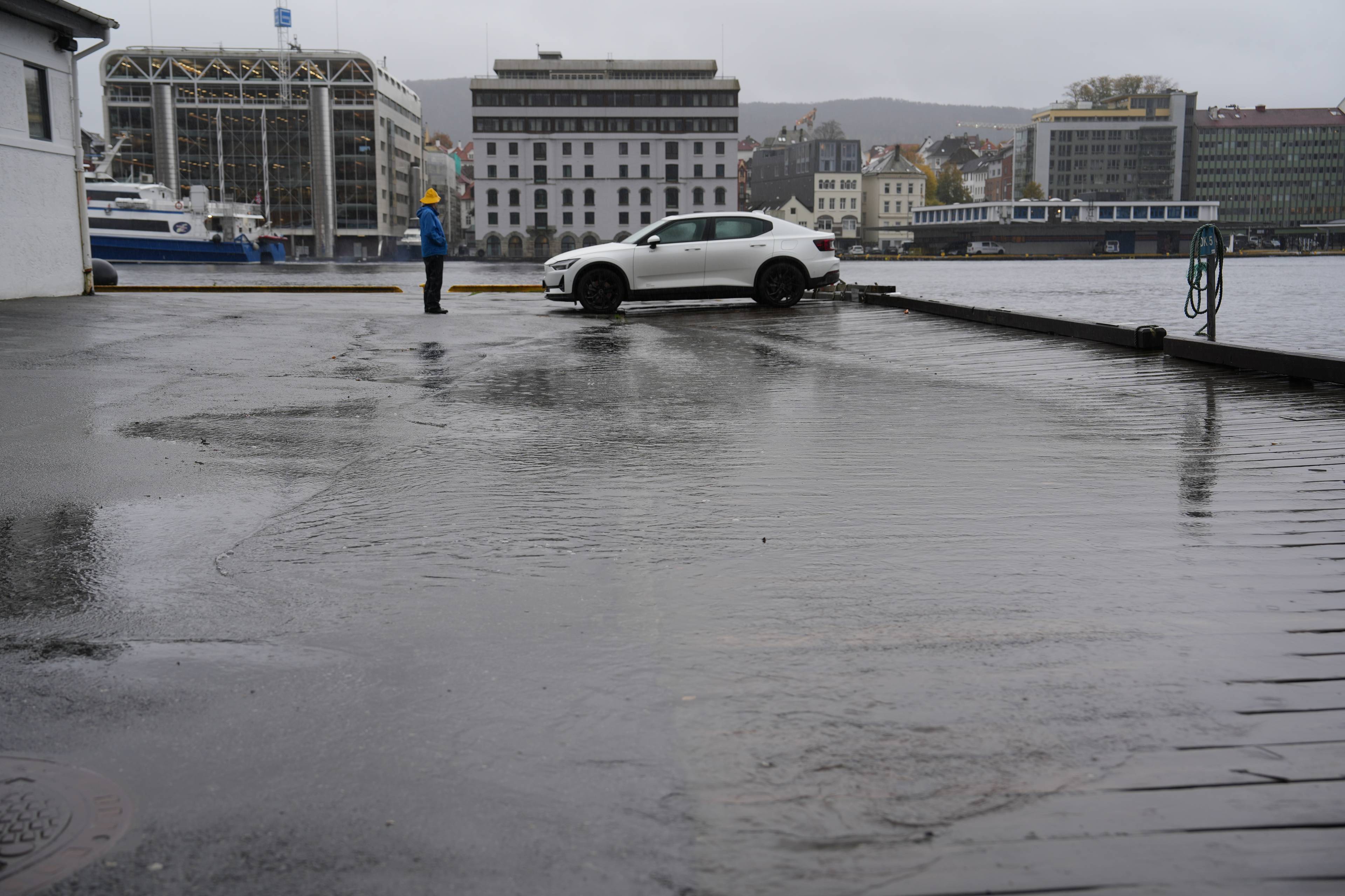 Vann som går nesten over kaikanten ved Bryggen i Bergen