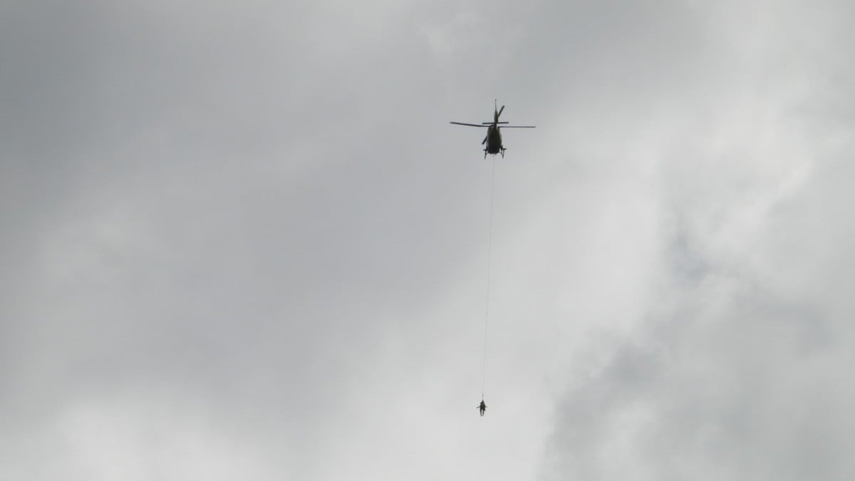 Turist sat fast i Trollstigen – henta ut med helikopter