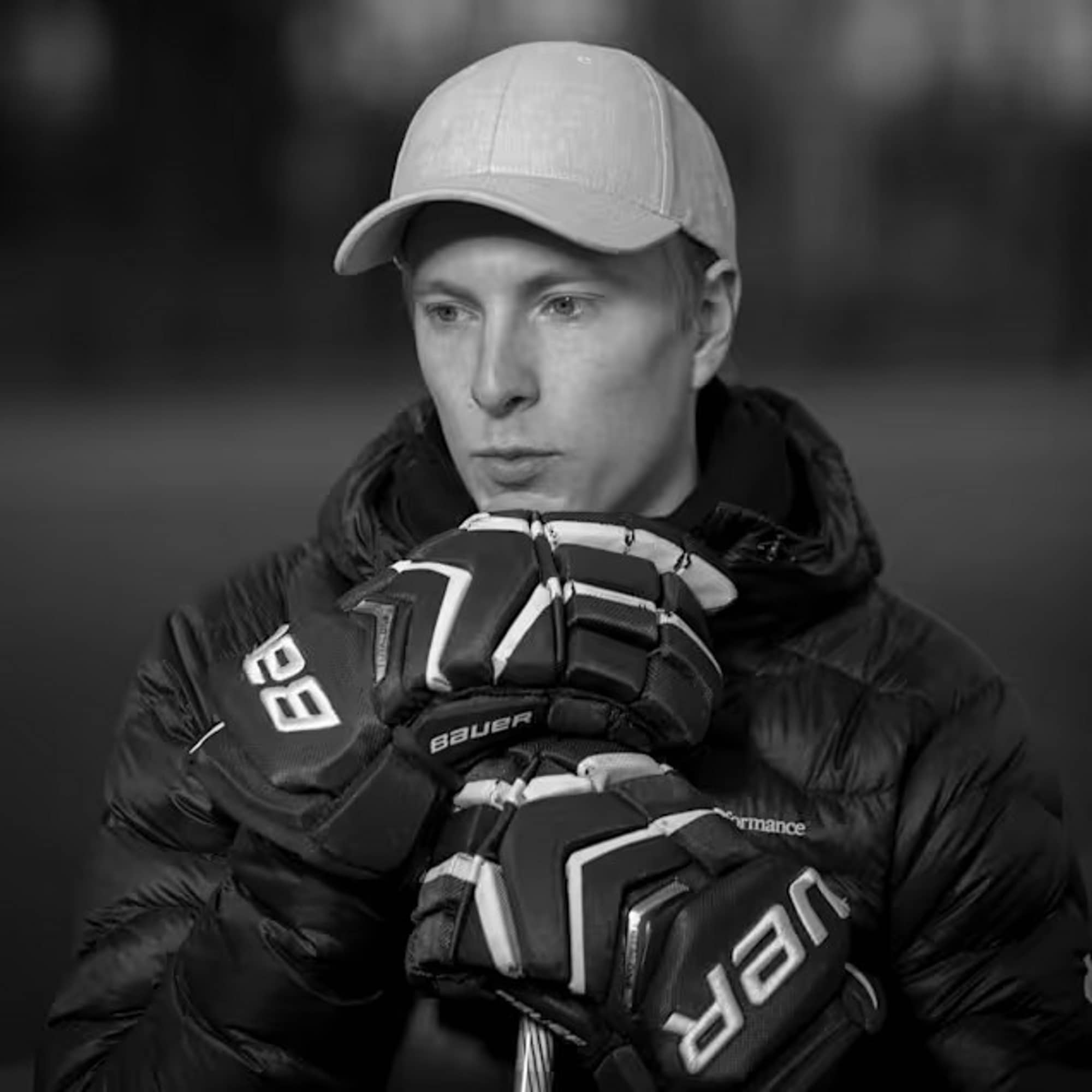 Den drepte er tidligere ishockeyspiller Janne Puhakka. Han var kjent i Finland og var den første åpent homofile spilleren i Finlands toppserie.