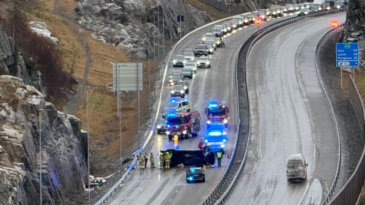 Ekstremt glatt: Politiet oppfordrer bilister til å ta det med ro