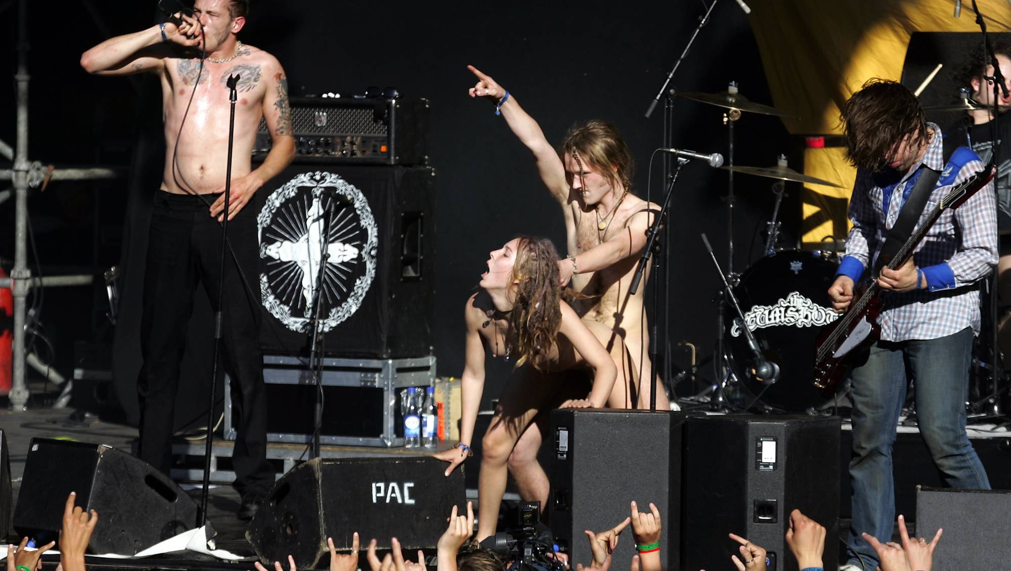 Tommy Hol Ellingsen og Leona Johansson har samleie på Quart'en. 