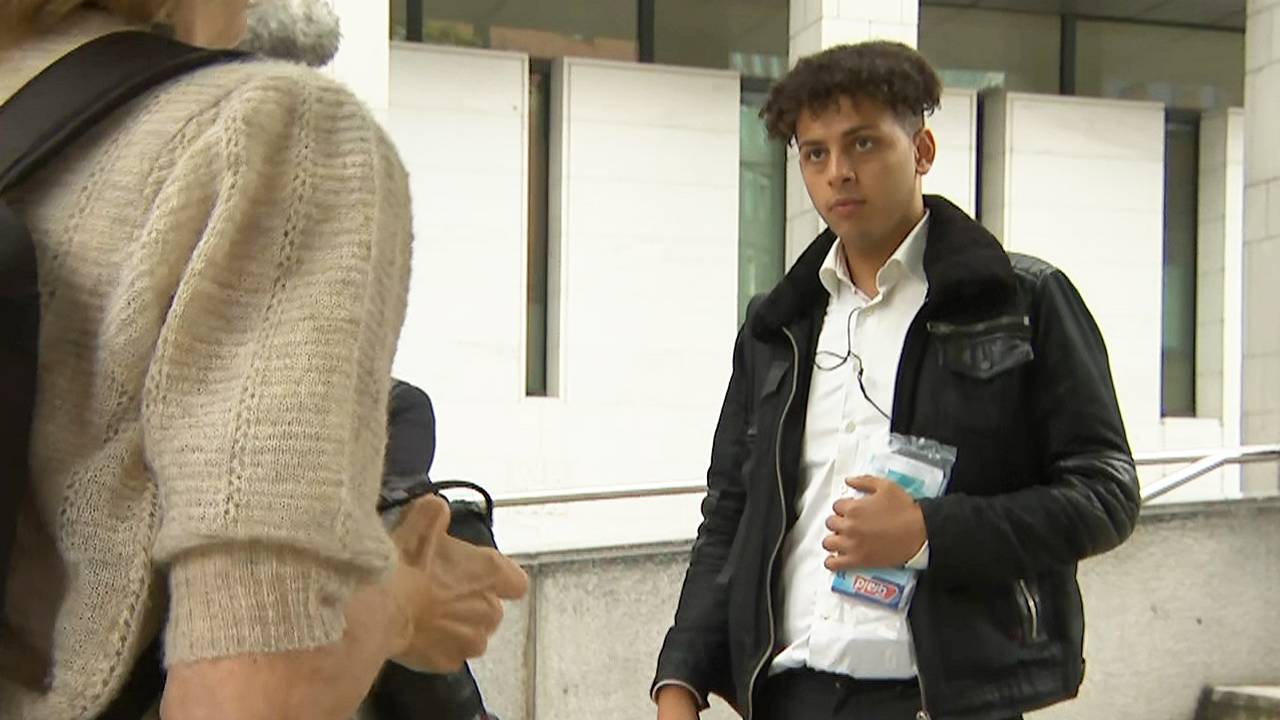 Mustafa blir tatt bilde av, på vei inn i Oslo tingrett