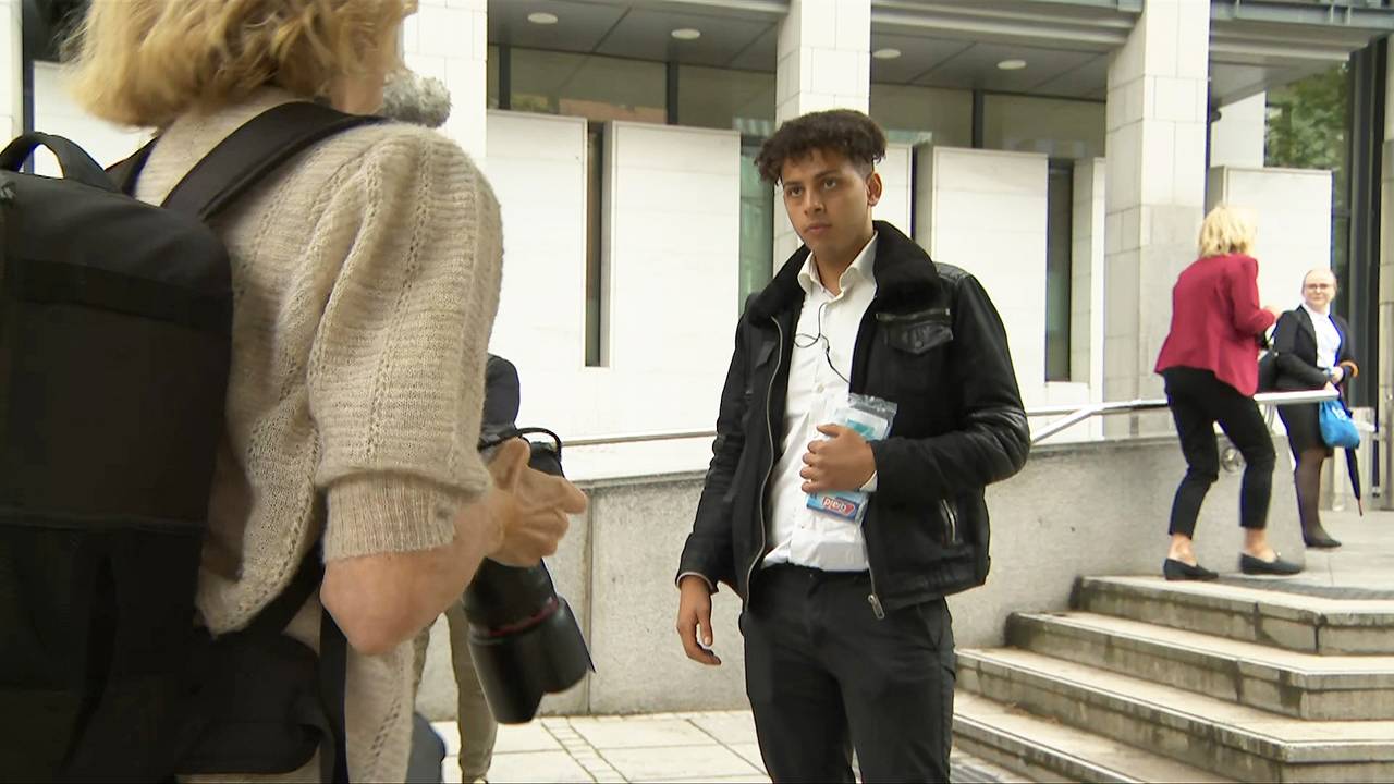 Mustafa blir tatt bilde av, på vei inn i Oslo tingrett
