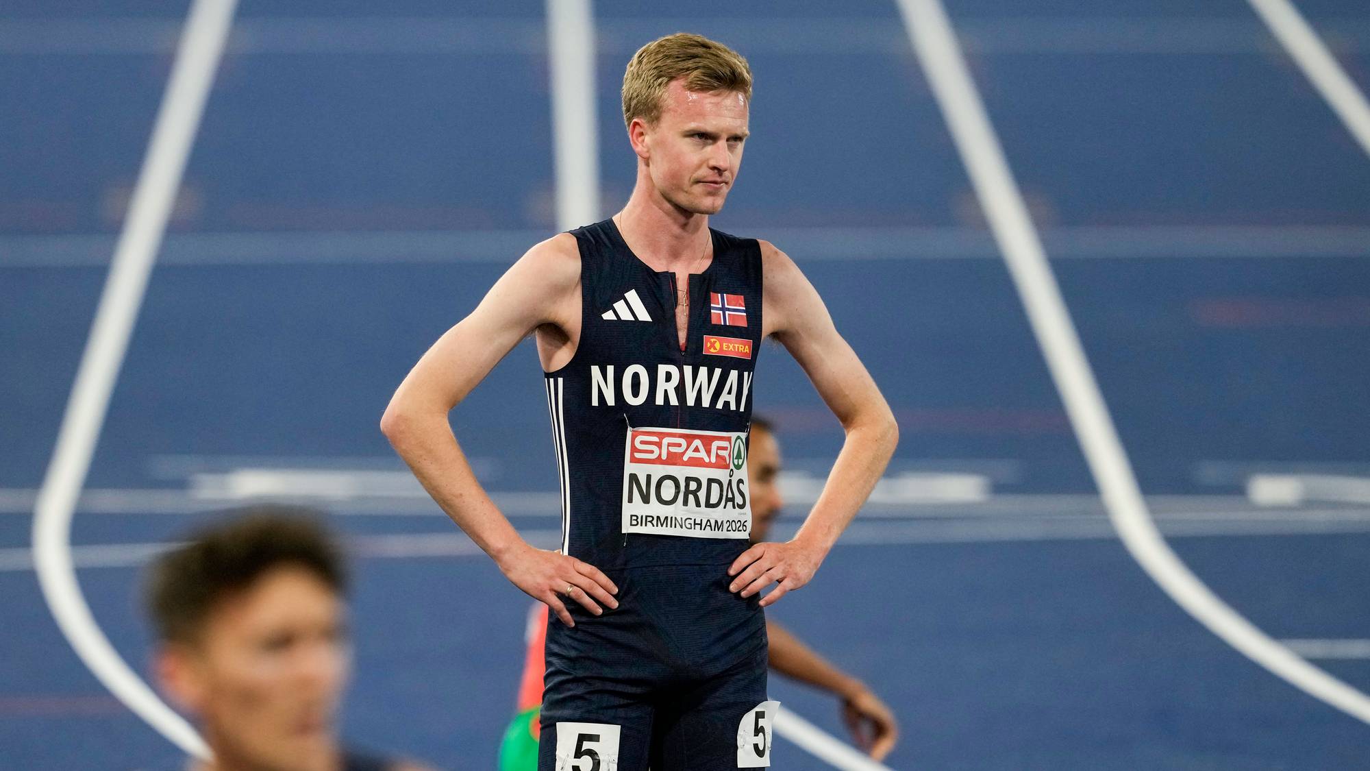 Narve Gilje Nordås står på løpebanen etter et løp med hendene i siden. (Bildebeskrivelsen er laget av en KI-tjeneste)