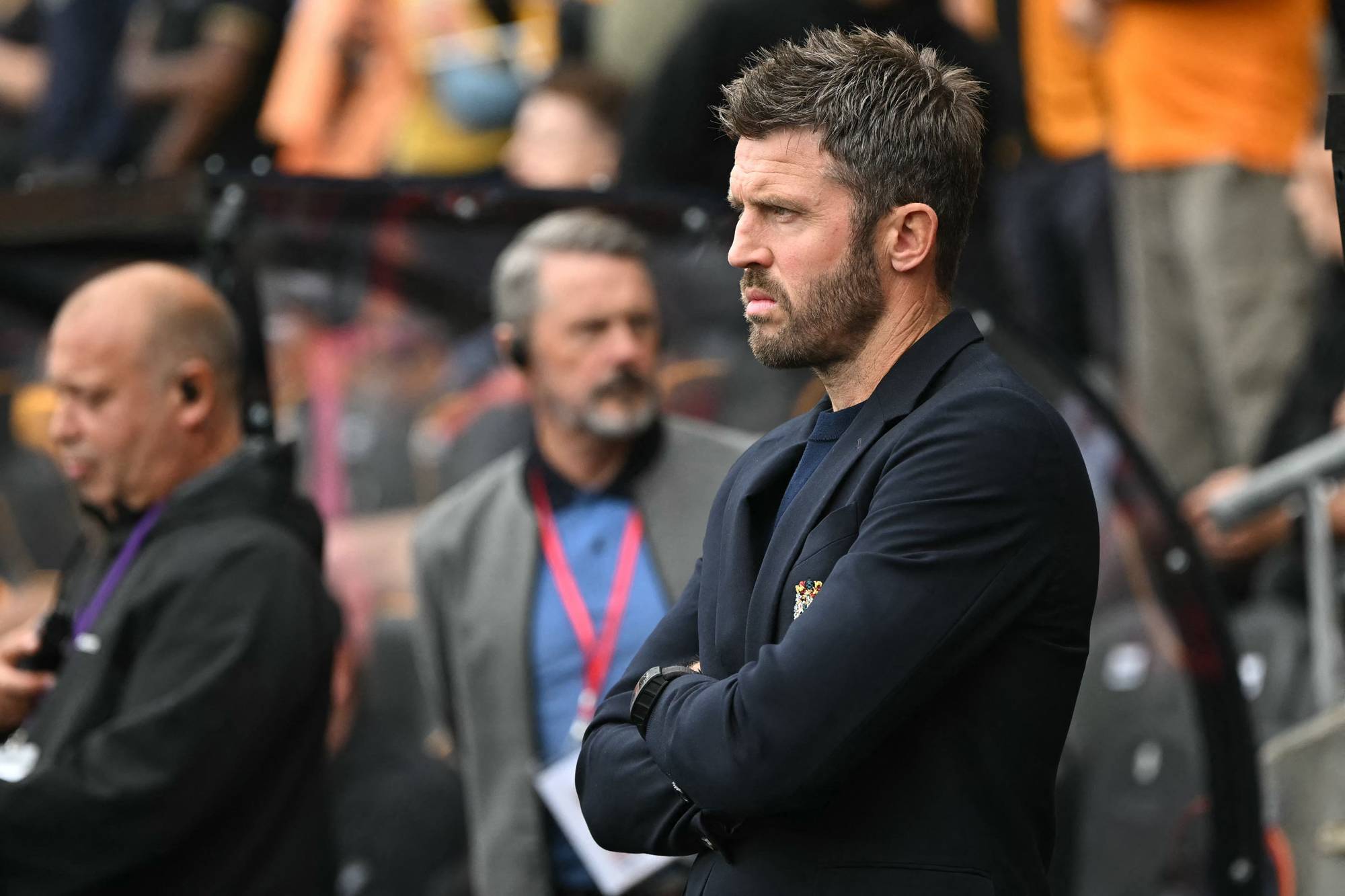 Fotballtrener Michael Carrick med armene i kors på sidelinjen under en kamp. (Bildebeskrivelsen er laget av en KI-tjeneste)