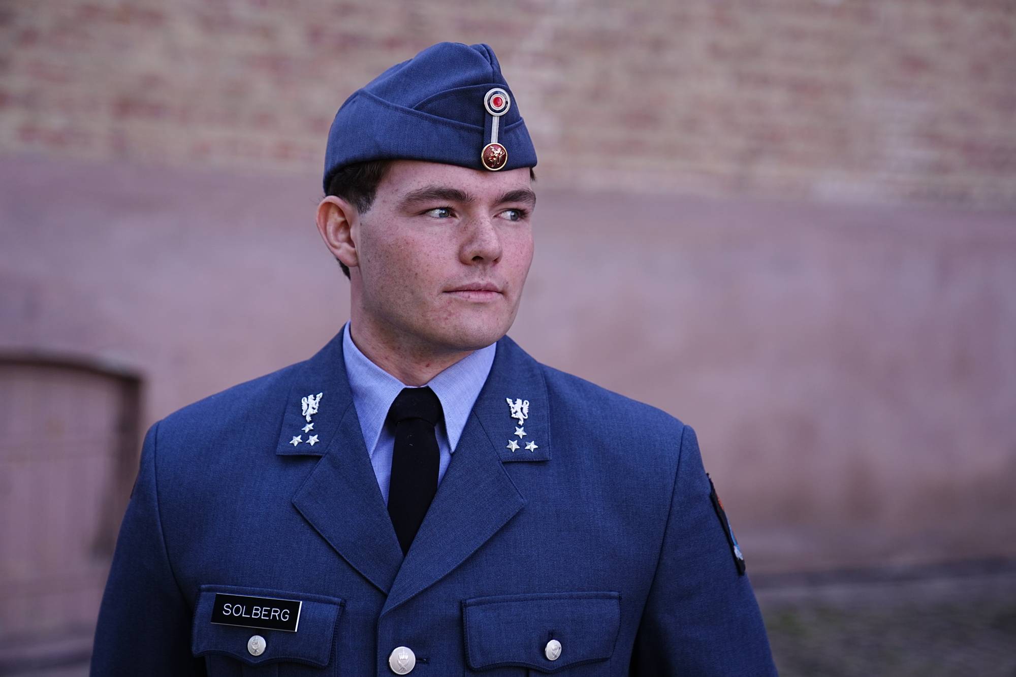 Portrett av en norsk offiser i Luftforsvarets uniform. (Bildebeskrivelsen er laget av en KI-tjeneste)