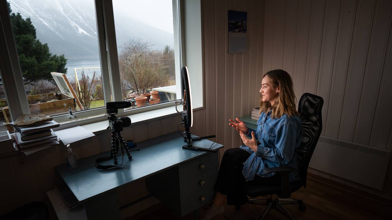 Jonina (Nina) Reynyssdottir lærer unge om økonomi på Tik Tok.
