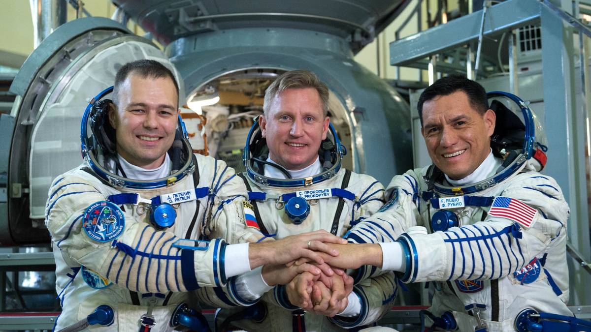 Due russi e un americano stanno andando alla Stazione Spaziale Internazionale – NRK Urix – Notizie e documentari esteri