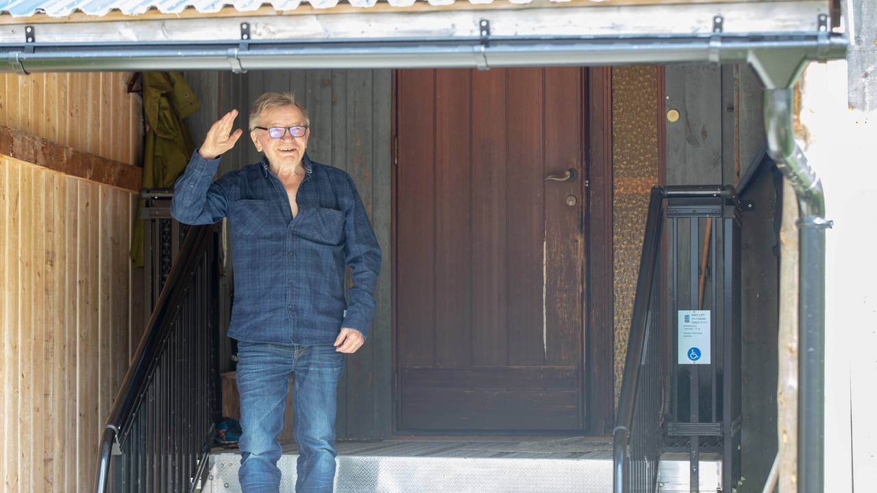 Fridtjof Berglund vinker på trappa til huset sitt