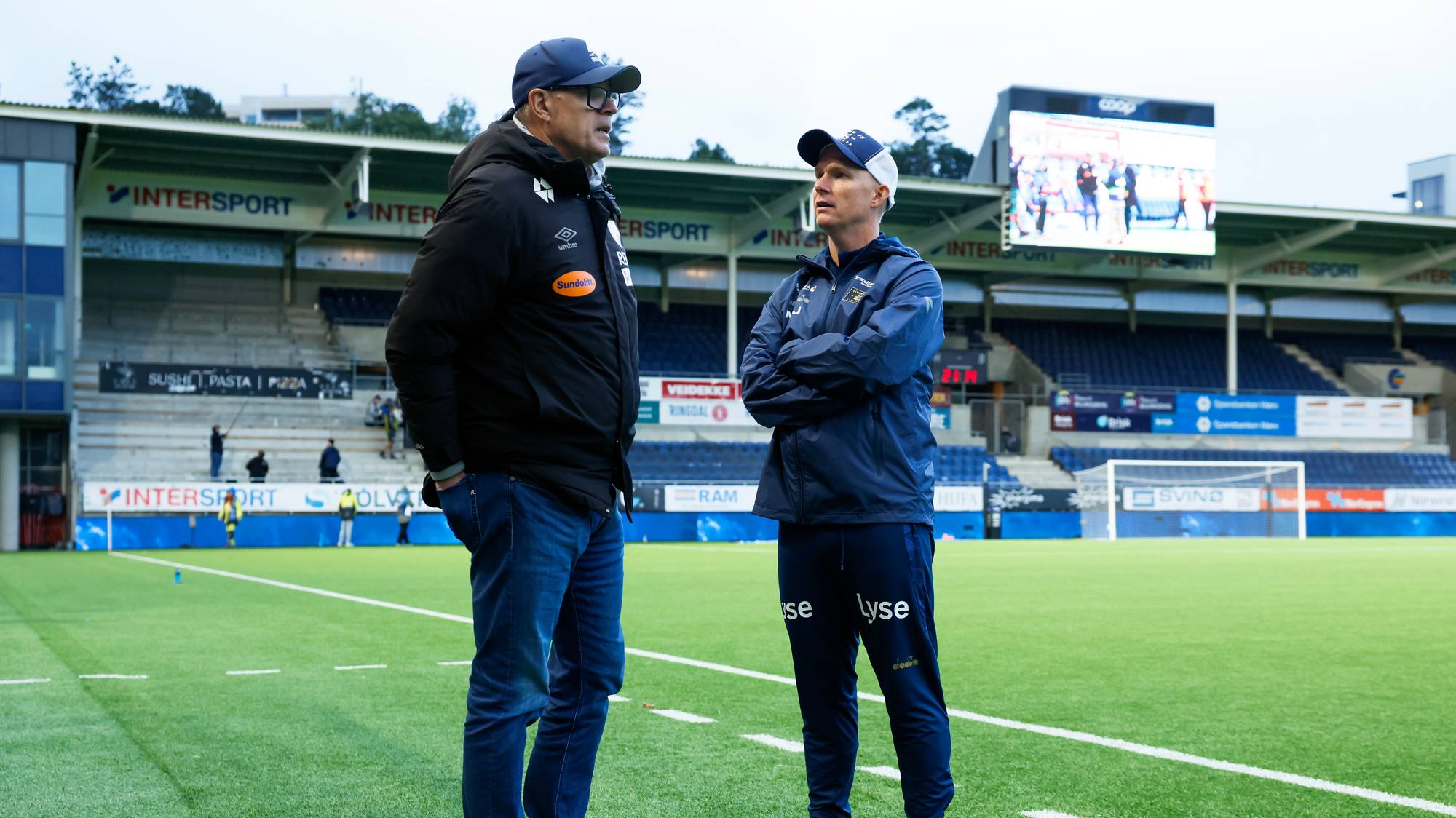 Aalesunds trener Kjetil Rekdal (t.v) og Vikings trener Morten Jensen etter eliteseriekampen i fotball mellom Aalesunds Fotballklubb og Viking.
