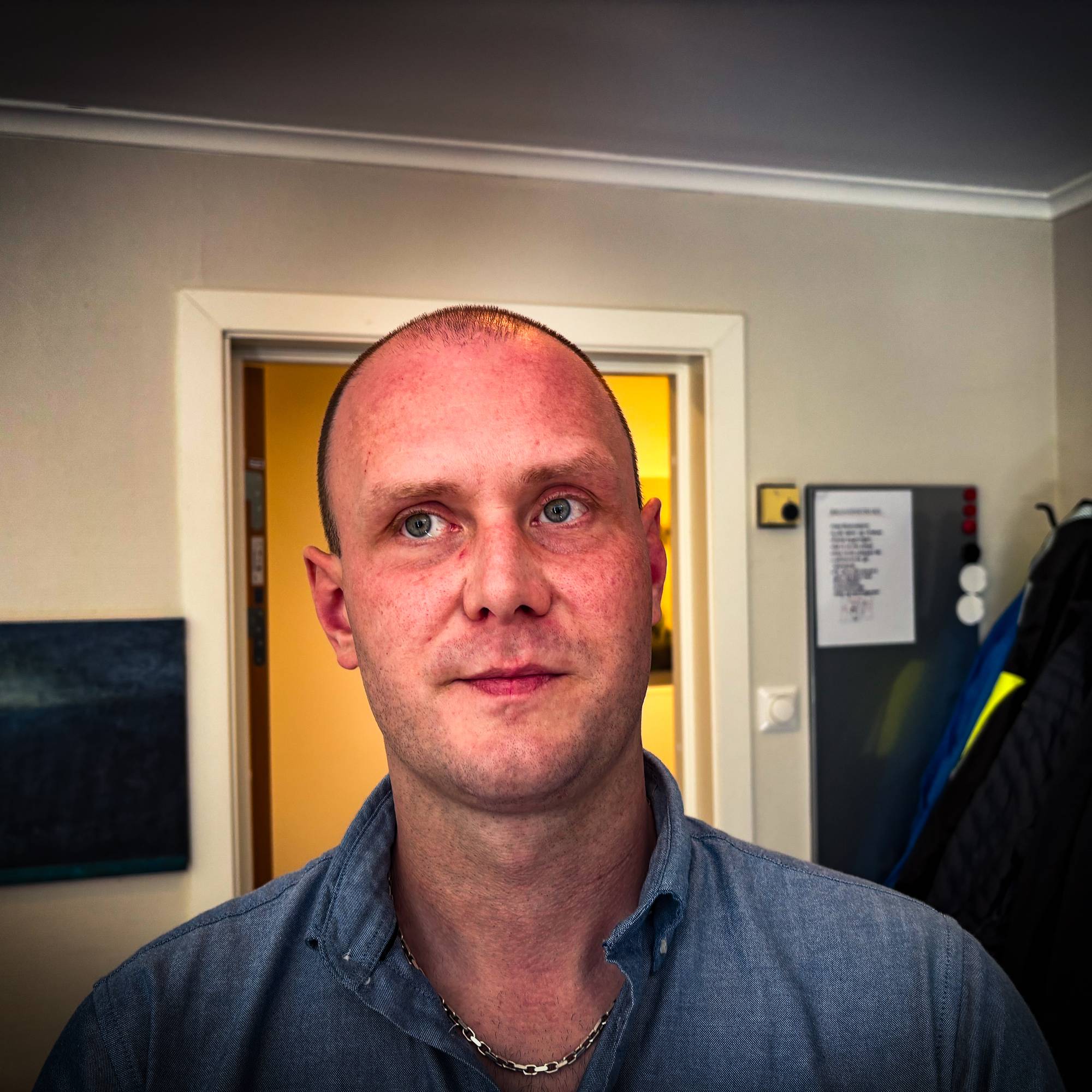 en mann i et rom (Bildebeskrivelsen er laget av en KI-tjeneste)