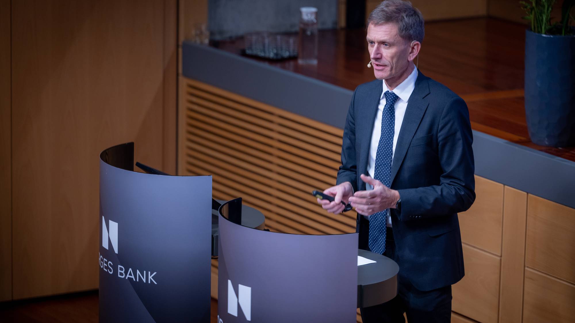 Direktør Torbjørn Hægeland i Norges Bank snakker til en forsamling i sentralbanken.