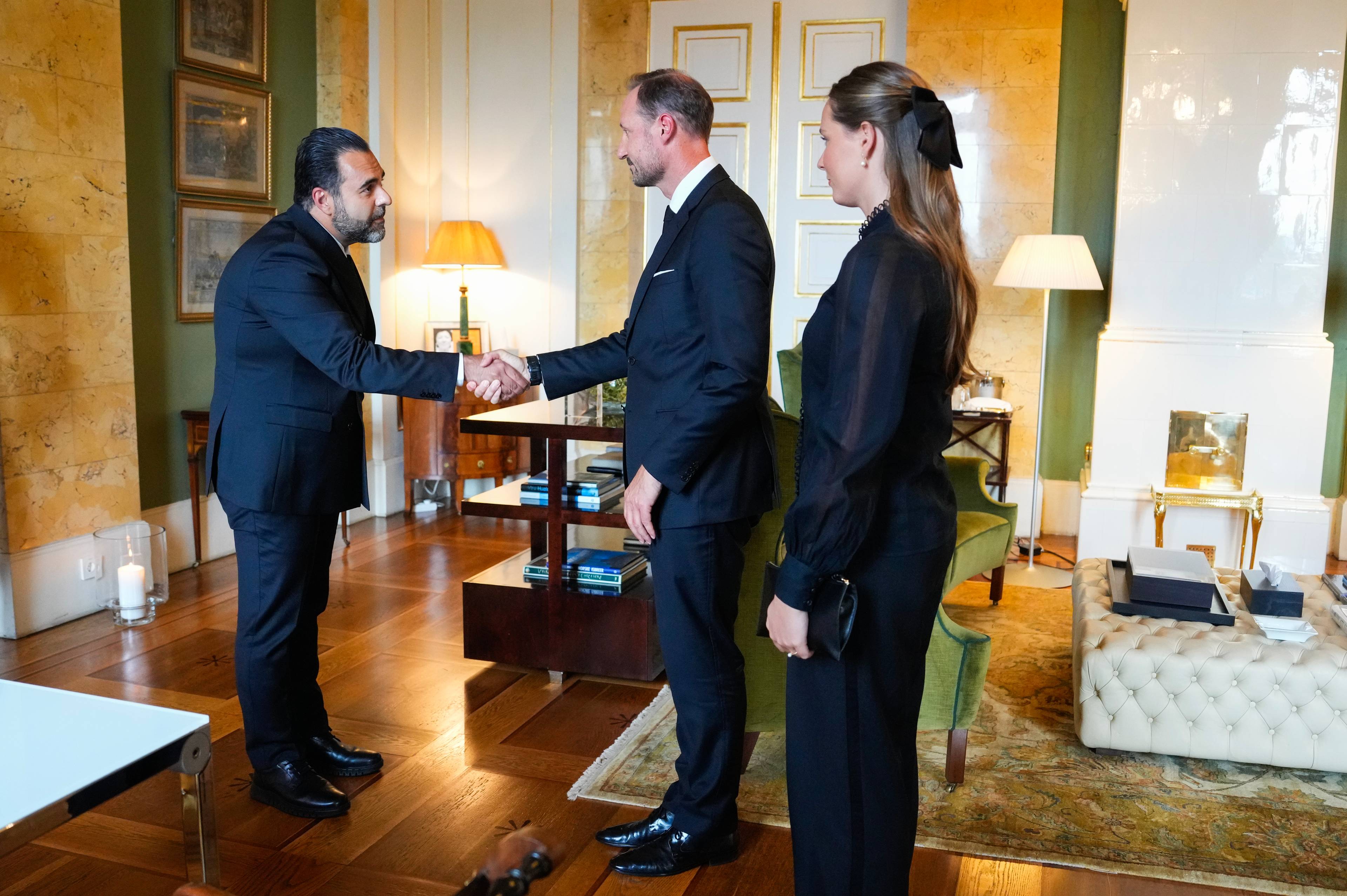 Kong Haakon og kronprinsesse Ingrid Alexandra på Slottet mottar stortingspresident Masud Gharahkhani i kondolanseaudiens på Slottet lørdag ettermiddag