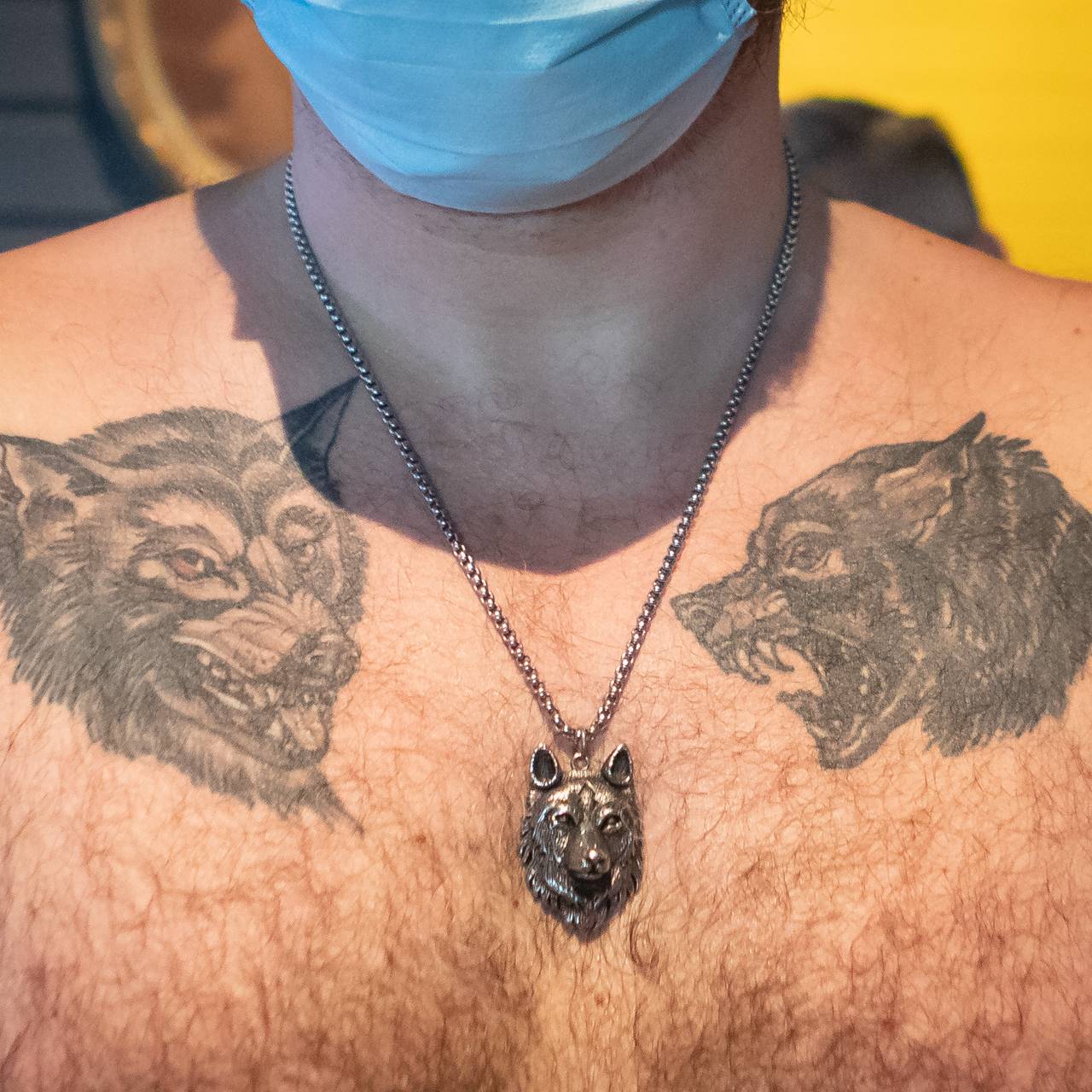 To ulver er tatovert på brystkassa til Tomas Fenris Amdahl