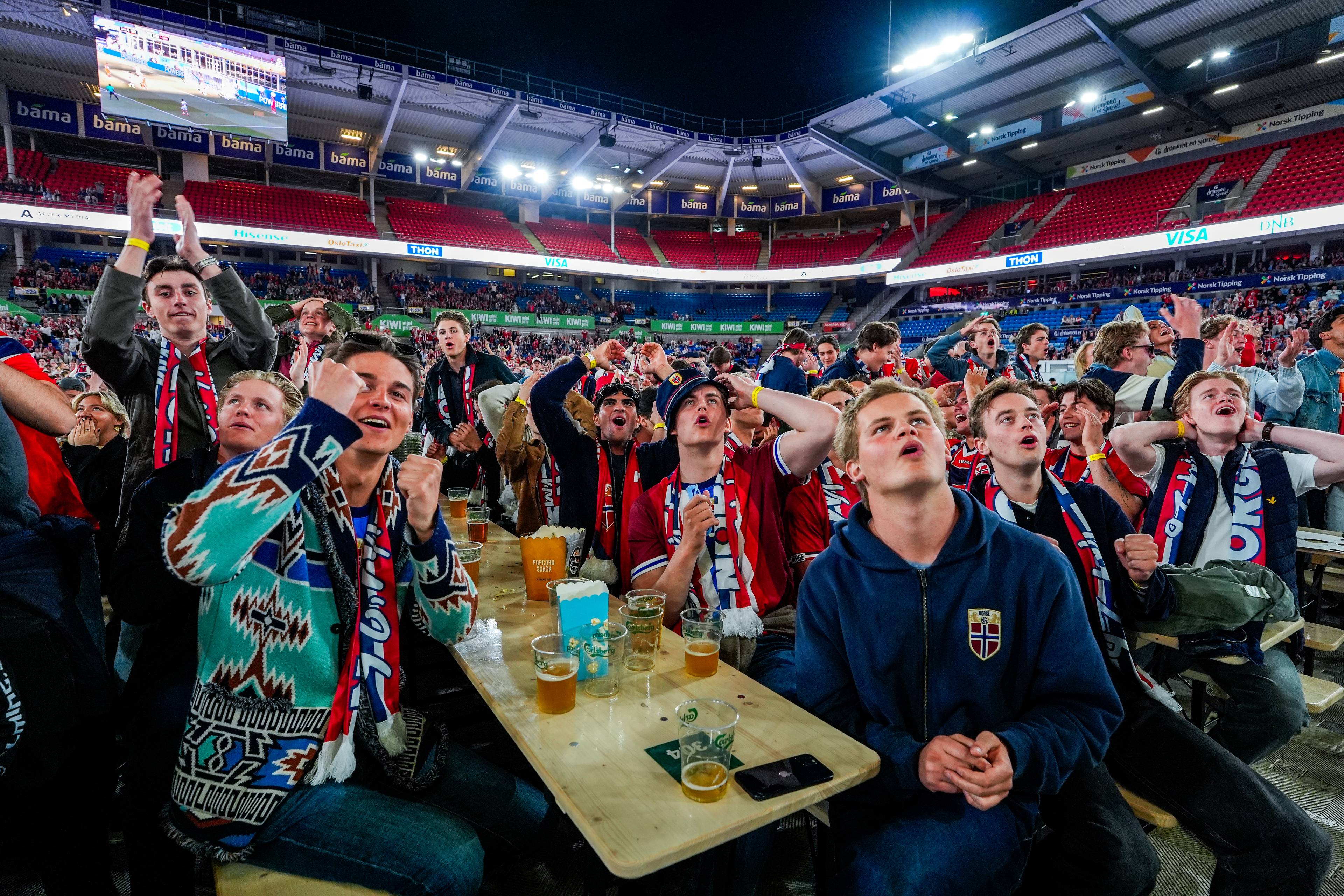spente fjes ser opp mot en skjerm