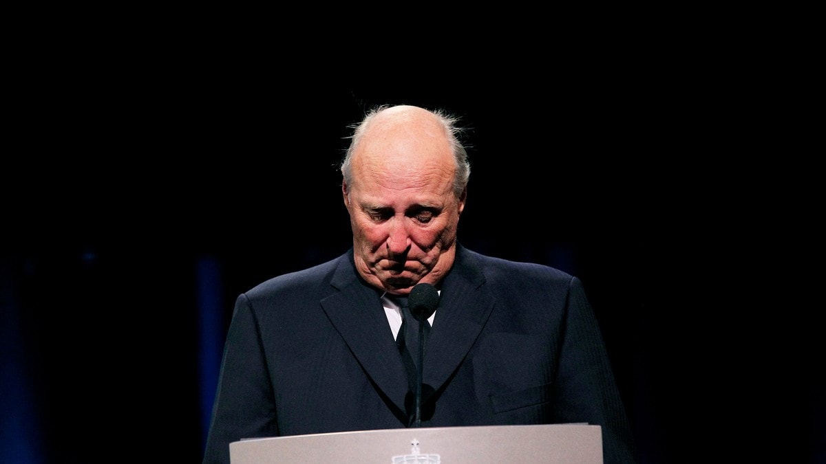 Glemmer aldri klemmen kongen ga etter 22. juli Etter Norges aller mørkeste dag trådte det beste i kong Harald fram, mener både etterlatte og en tidligere statsminister.