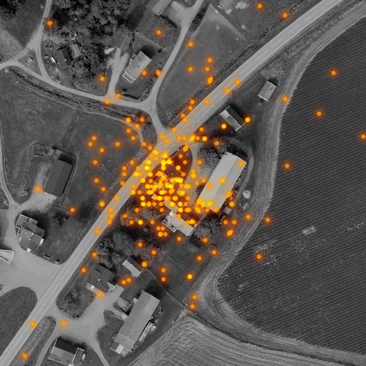 Flybildet viser mobilposisjoneringer ved en bondegård