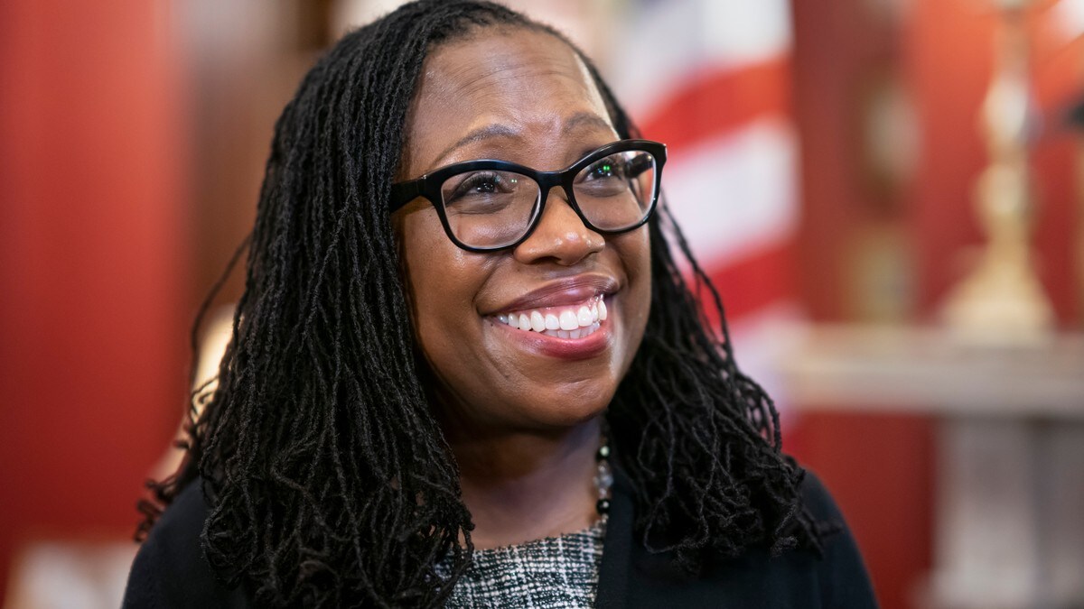 USA har fått sin første svarte kvinnelige høyesterettsdommer