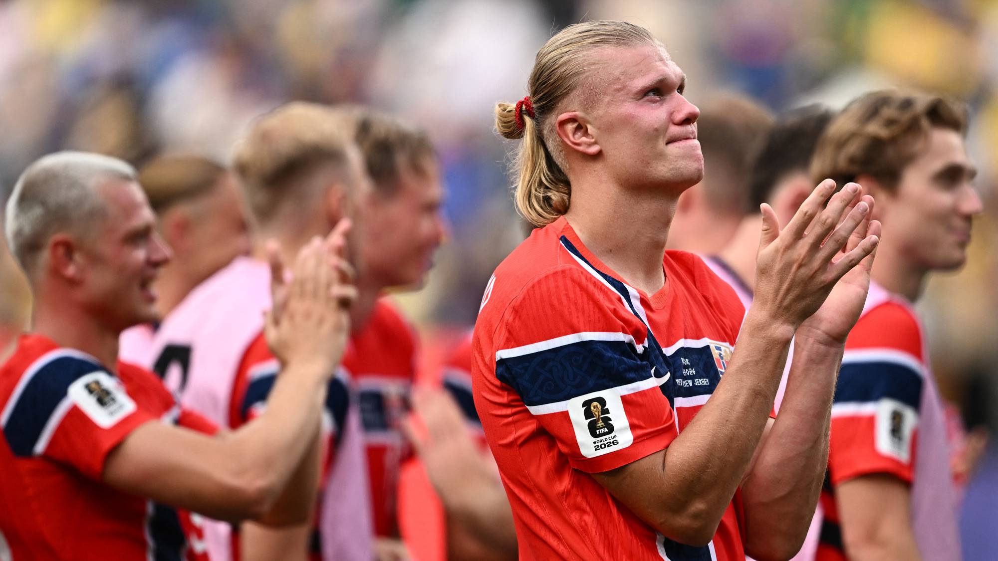 Erling Braut Haaland og det norske landslaget applauderer publikum etter en fotballkamp. (Bildebeskrivelsen er laget av en KI-tjeneste)