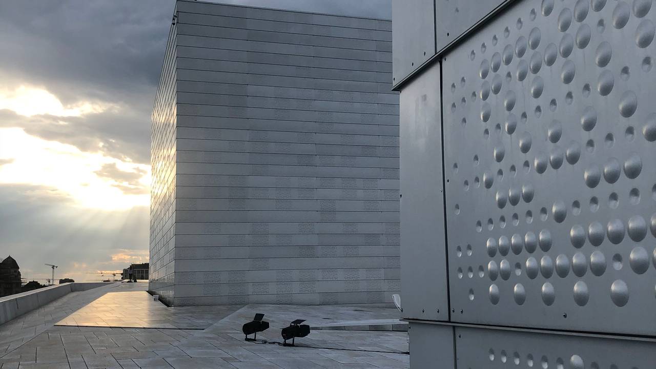 Astrid Løvaas' og Kirsten Wagles aluminiumsbekledning på scenetårnene på Operaen