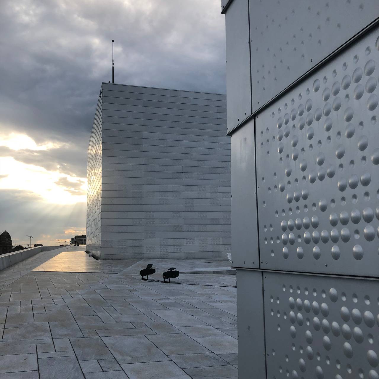 Astrid Løvaas' og Kirsten Wagles aluminiumsbekledning på scenetårnene på Operaen