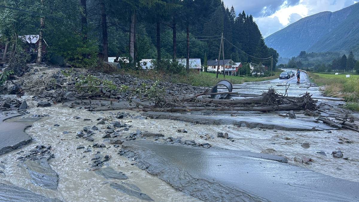 Fleire skred stenger riksveg 70 i Sunndal