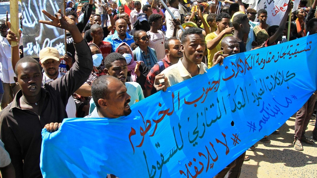 Store protester på årsdagen for militærkuppet i Sudan