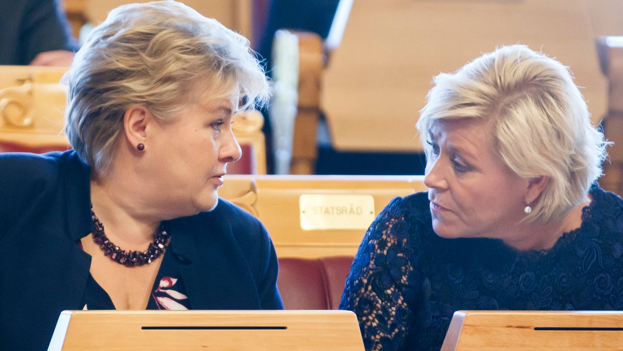 OSLO 20161006.
Statsbudsjett 2017. Finansminister Siv Jensen (Frp) og statsminister Erna Solberg etter fremleggelsen av regjeringens forslag til statsbudsjettet 2017 for Stortinget torsdag.
Foto: Heiko Junge / NTB scanpix Statsbudsjett 2017. Finansminister Siv Jensen (Frp) og statsminister Erna Solberg etter fremleggelsen av regjeringens forslag til statsbudsjettet 2017 for Stortinget torsdag. OSLO 20161006.
Statsbudsjett 2017. Finansminister Siv Jensen (Frp) og statsminister Erna Solberg etter fremleggelsen av regjeringens forslag til statsbudsjettet 2017 for Stortinget torsdag.
Foto: Heiko Junge / NTB scanpix