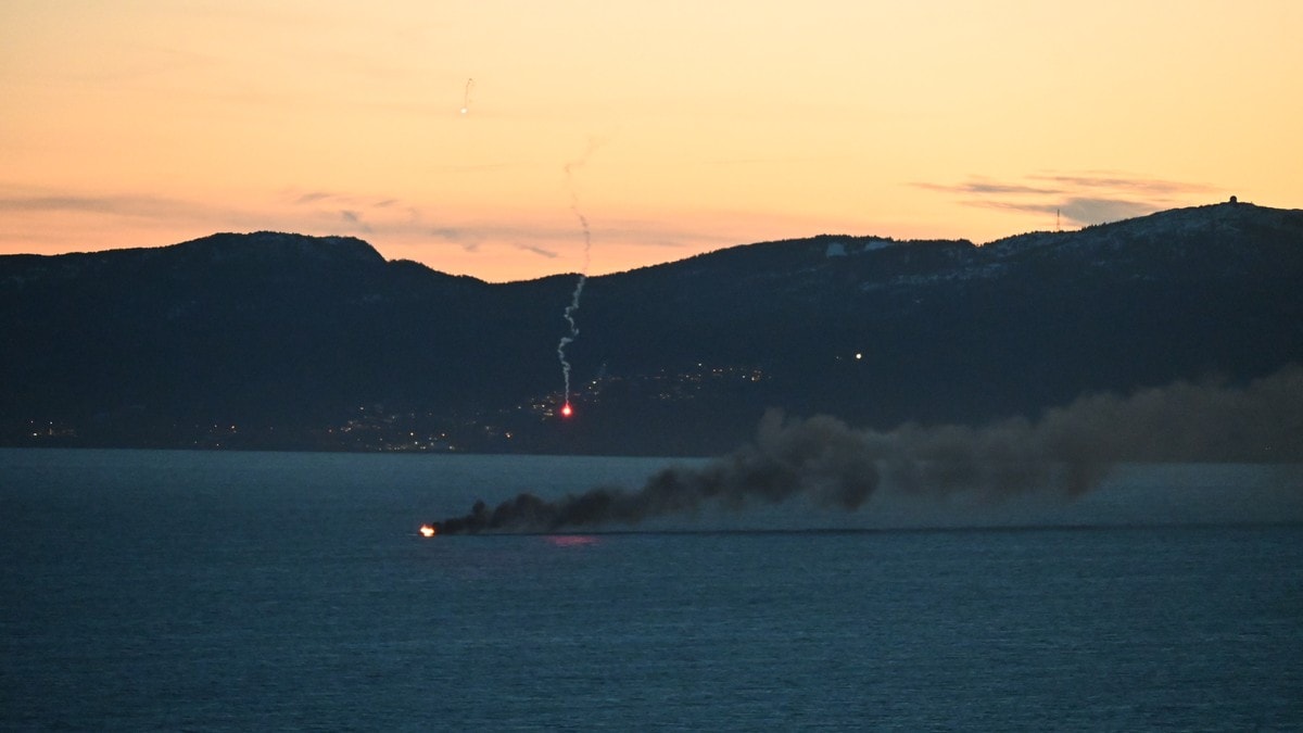 Mann i 20-åra berga etter båtbrann på Trondheimsfjorden