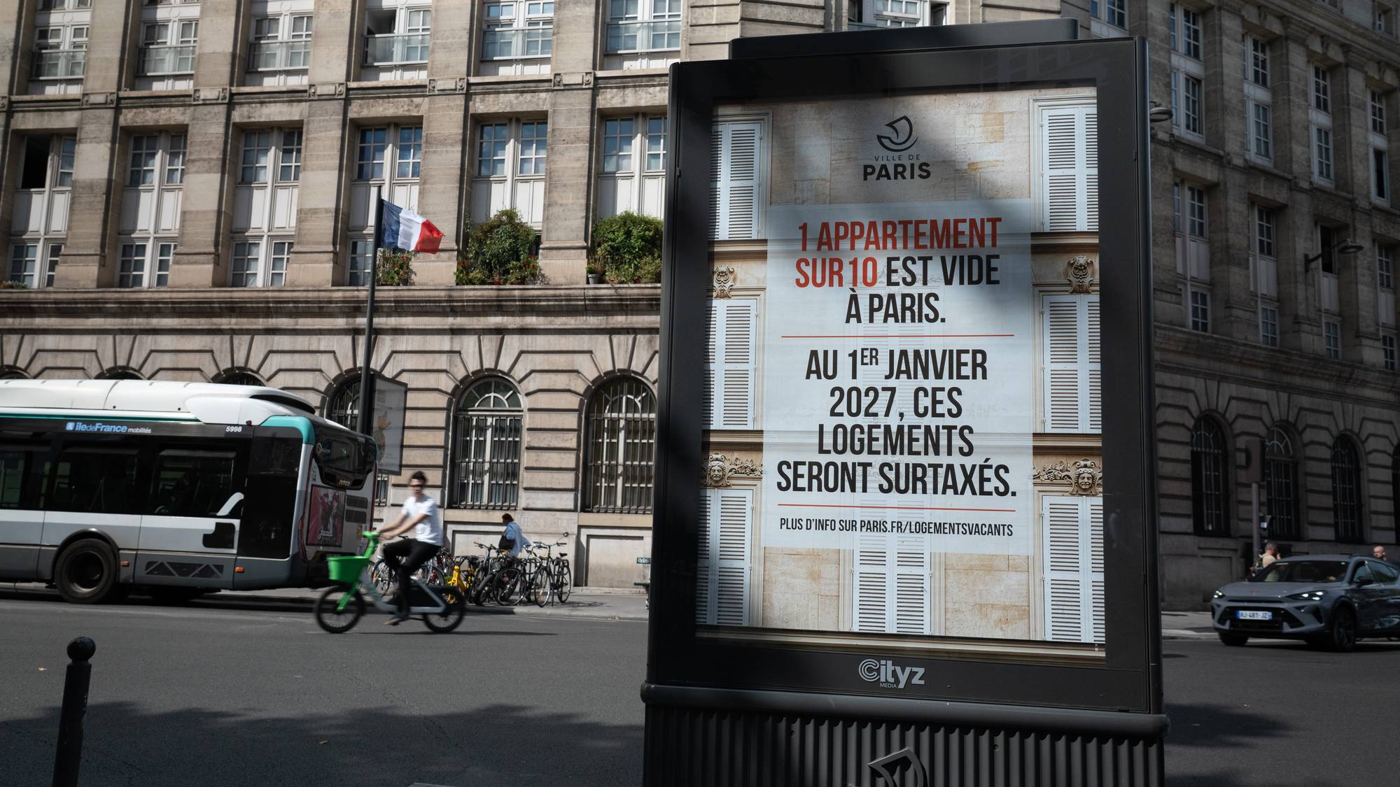 Reklameplakat i gate i Paris