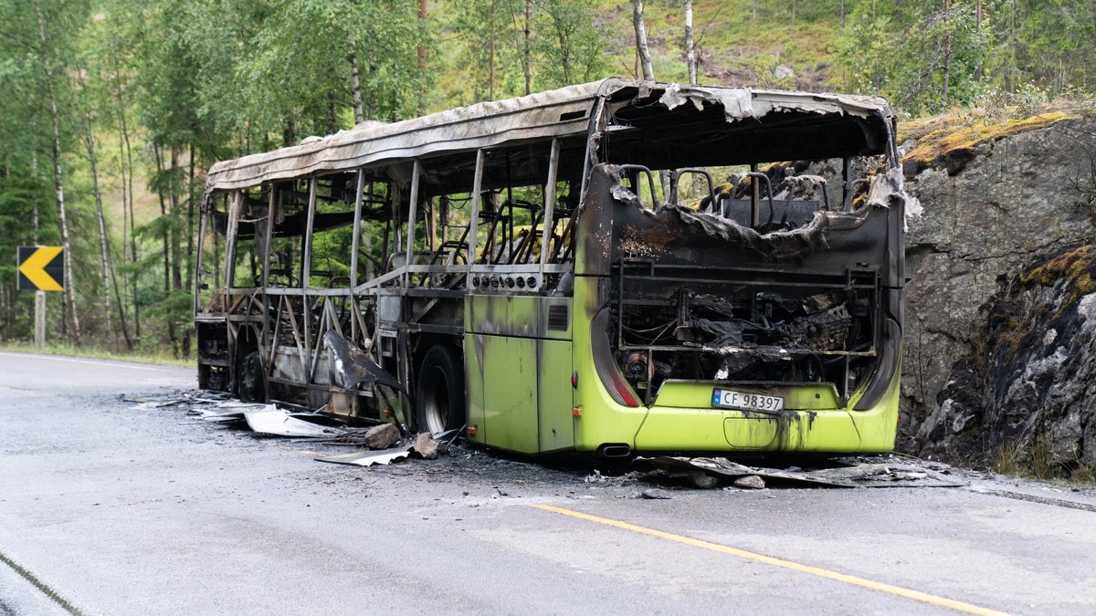 Bussbrannen i Enebakk: Siktet 15-åring får fotlenke